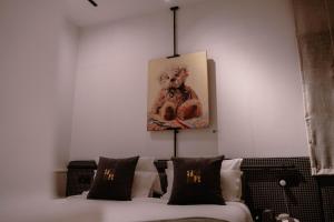 ein Wohnzimmer mit einer Couch und einem Gemälde an der Wand in der Unterkunft Ambiance Boutique Art Hotel Lahore in Lahore