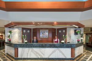 فندق ادميرل بلازا في دبي: شخصين واقفين في حانة في الردهة