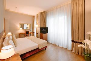 Telewizja i/lub zestaw kina domowego w obiekcie Windsor Hotel Milano