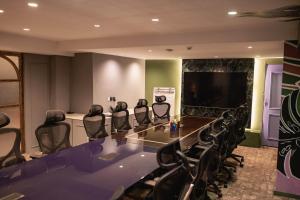 ein Konferenzraum mit einem langen Tisch und Stühlen in der Unterkunft Ambiance Boutique Art Hotel Lahore in Lahore + 3 Fotos