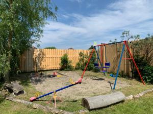 a playground with a swing set in a backyard at zum Schilfrohr in Neuendorf