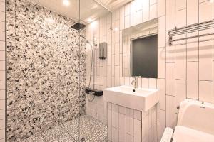 a white bathroom with a sink and a mirror at 에이치에비뉴 호텔 남춘천점 in Chuncheon +51 photos