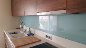 mała kuchnia ze zlewem i oknem w obiekcie Captains 2-Bedroom Suite in Athens Nea Smyrni w Atenach