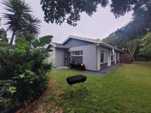 una casa con una griglia in giardino di 208 On Circular a Lorraine