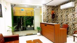 a lobby with a reception desk and plants at Hotel Near North View Park Zirakpur!! Best Budget Stay !!Free Parking!!Ambala Highway Chandigarh in Zirakpur