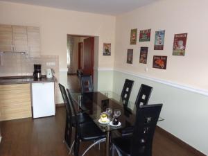 Kuchyňa alebo kuchynka v ubytovaní Nyirfa Apartmanház