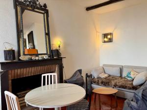a living room with a couch and a mirror at Tour XIIIe siècle, vue mer, Cap Corse in Brando