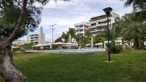 Bazén v ubytovaní Captains 2-Bedroom Suite in Athens Nea Smyrni alebo v jeho blízkosti