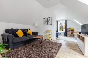 a living room with a couch and a table at Duplex City Hag in Haguenau