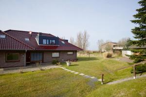 a house with a yard with a fence at England 5 in Nordstrand +27 photos