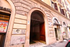 ローマにあるMagenta Collection Del Grandeの横にアーチ道のある建物