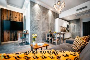a living room with a couch and a table at HANZA Pionier 2 pokoje i balkon SPA & Pool Parking by stayly in Szczecin