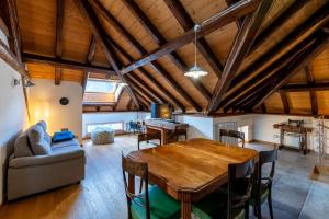 ein Wohnzimmer mit einem Holztisch und einem Sofa in der Unterkunft Corleta 2 in Ovaro