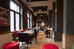 a dining room with tables and chairs in a restaurant at Inselhotel Langeoog in Langeoog