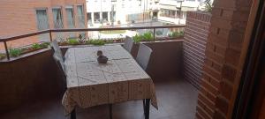 a table and chairs on a balcony with a view of a street at El Ritual Apartamento in Tudela