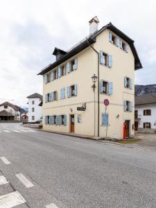un edificio bianco sul lato di una strada di Alpedale a Ovaro