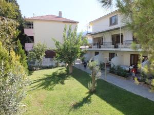 a view of a house from the garden at Sun Rose Pansiyon in Pamukkale