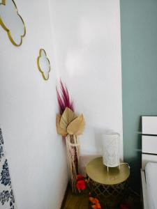 a vase with flowers in a room with a table at B&B MY PLACE mit Frühstückspaket - with Breakfastbox in Frankfurt