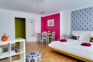 a bedroom with a bed and a table with chairs at B&B MY PLACE mit Frühstückspaket - with Breakfastbox in Frankfurt