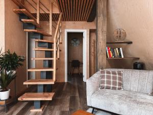 a living room with a couch and a book shelf at Mulberynas in Stakliškės