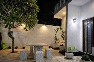 a table in a courtyard with potted plants at Villa Mango in Negombo