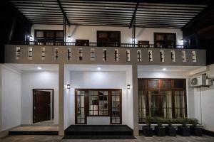 a building with a balcony on top of it at Villa Mango in Negombo