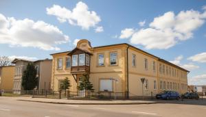 a yellow building with a car parked in front of it at Bryza Homes - Villa Linde - Parkplatz - Ahlbeck - Patio in Ahlbeck