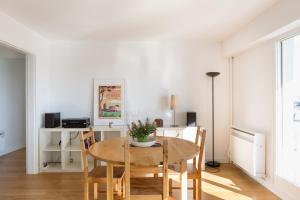Un comedor con mesa y sillas en Le Tregor by Cocoonr, en Rennes 11 fotos más