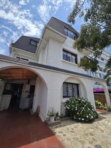 a white house with an archway in front of it at Casa Murphy in Viña del Mar