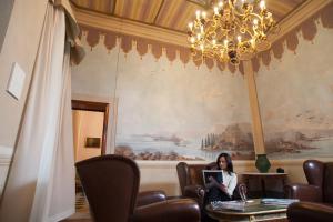 Khu vực ghế ngồi tại Relais Villa Scarfantoni B&B