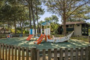 a playground with a slide and a boat at Maison villa Lilou, Pierre et vacances, avec piscine, vue sur le golf, plage à 10 min à pied in Moliets-et-Maa