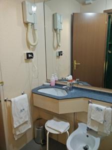 Ванная комната в Hotel Suisse