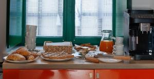 ein Tisch mit Frühstücksspeisen und eine Kaffeemaschine in der Unterkunft Da Cuful in Reana del Roiale