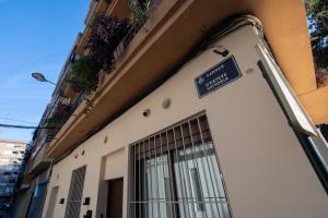 a sign on the side of a building at Mimi's Apartment in En Corts in Valencia