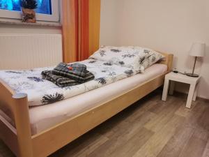 a bedroom with a bed with a white and black blanket at Reichstädter Ferienidyll in Dippoldiswalde