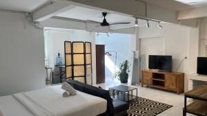 a living room with a couch and a tv at Kampoeng Saya in Seminyak