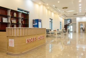 a nes hotel lobby with tables and chairs at Nice's Hotel Ninh Binh in Ða Gia
