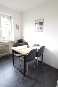 a table and chairs in a room at Wohnen am Klinikum 2 in Oldenburg