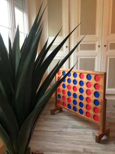 a game board sitting next to a potted plant at Gîte Famille Amis Jeux XXL Paris in Vauchamps