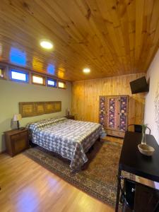 a bedroom with a bed and a wooden ceiling at Hermoso Loft Amoblado Sector Oriente Talca in Talca +10 photos