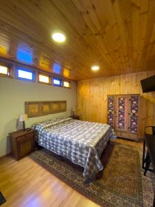 a bedroom with a bed and a wooden ceiling at Hermoso Loft Amoblado Sector Oriente Talca in Talca