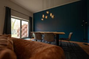 a living room with a table and a couch at Fabrik68 - ganzes Haus 3 Schlafzimmer 2 Bäder in Peitz