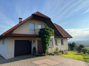 a detached house with a garage in a yard at Podkamiencem in Odrzykoń