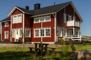 a house with a picnic table in front of it at Loimu Resort in Ylläsjärvi