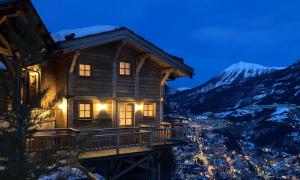 a log cabin with a mountain in the background at Vertigo in Puy-Saint-Pierre