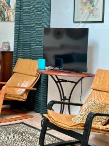 a desk with a computer and two chairs at LOU PANTAI in Levens