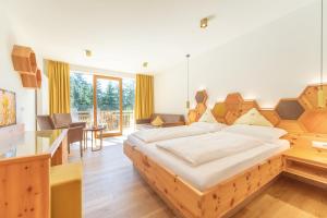 a bedroom with a large wooden bed in a room at APIPURA hotel rinner in Soprabolzano