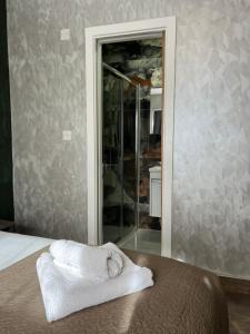 ein Schlafzimmer mit einem Bett und einem Handtuch auf einem Tisch in der Unterkunft Rest Inn Edmonton in Edmonton