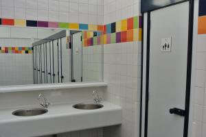a bathroom with two sinks and a mirror at Lodge 6 personen op Camping Mounewetter in Witmarsum