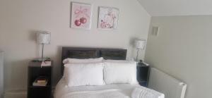 a bedroom with a bed with white sheets and pillows at Banbury causeway in Banbury +34 photos